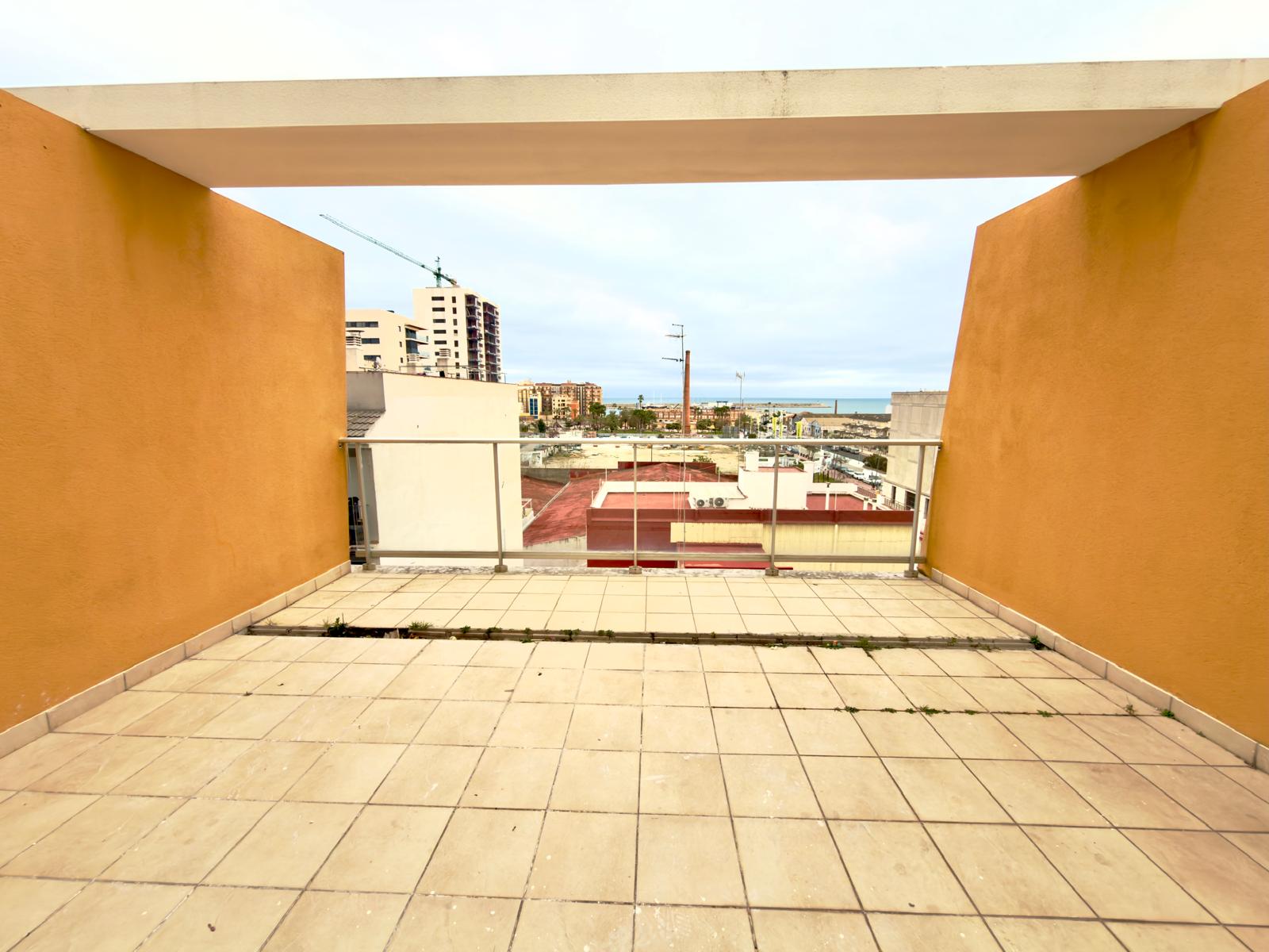 Terraza lateral con vistas al mar
